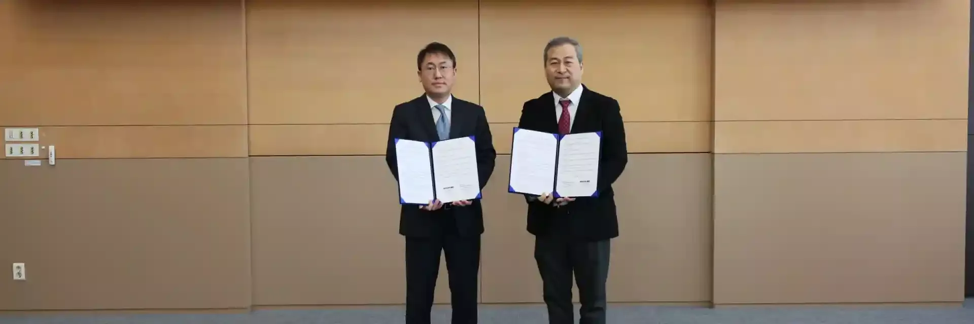 The agreement ceremony, held at the Samsung Fire & Marine Insurance headquarters in Seocho, Seoul, Korea, was attended by Choi Jae bong, head of the company's geSeo Jimong, Country Manager of BELFOR Korea, and Neville Miles, Managing Director of BELFOR Asia